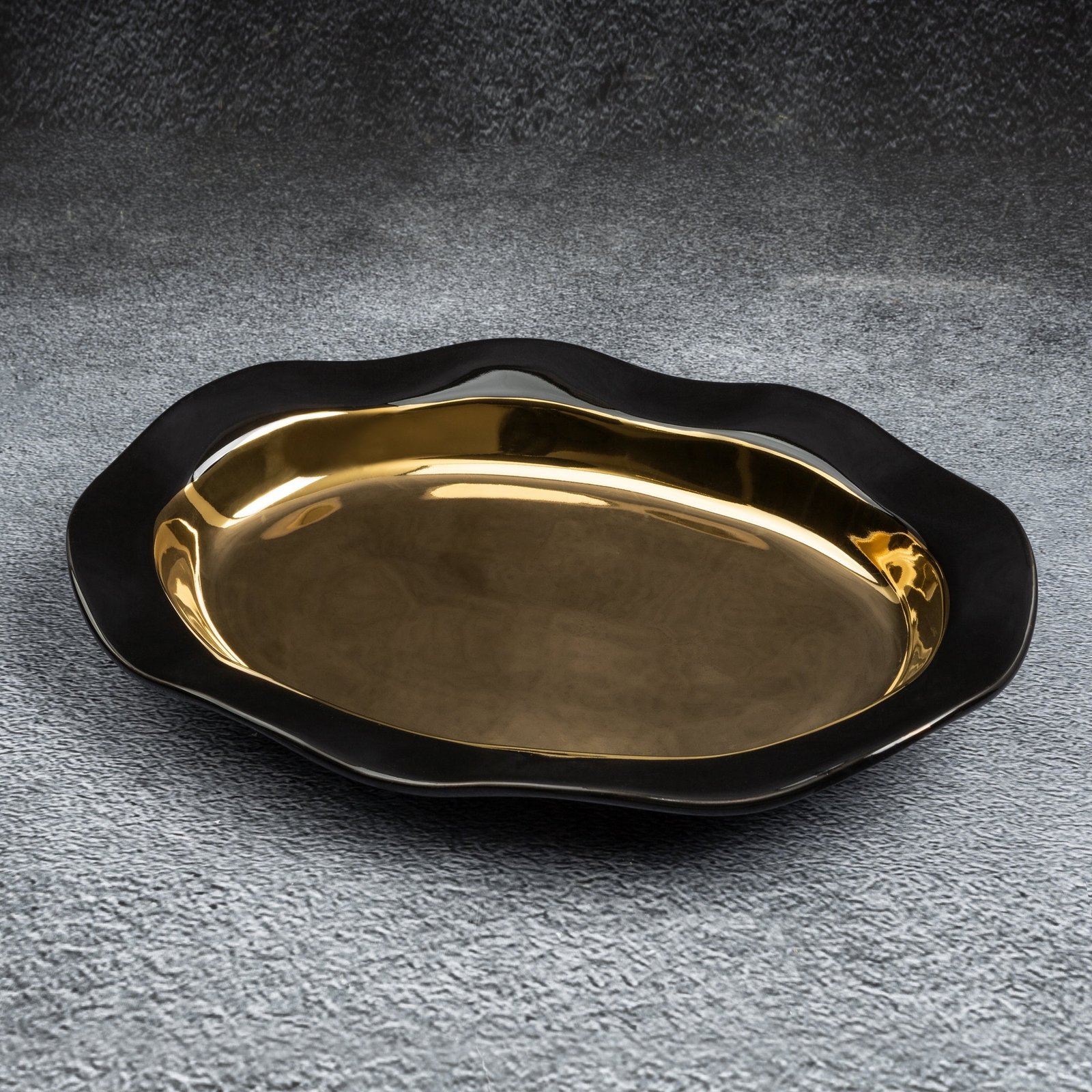 Keramikplatte mit gewellter Form, Schwarz und Gold